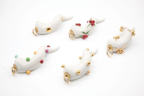 Corni bianchi con stelline, palline e applicazioni natalizie